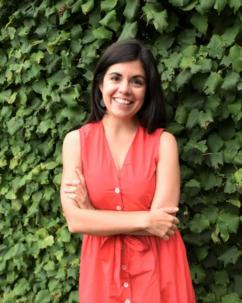 Carmen Lorenzana - Professional portrait with ivy background