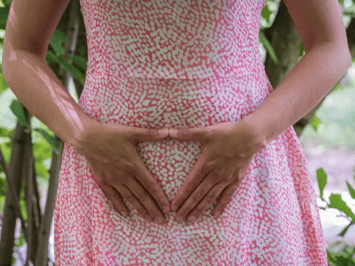 Carmen Lorenzana – What is free bleeding The image shows a person placing both hands on her lower belly